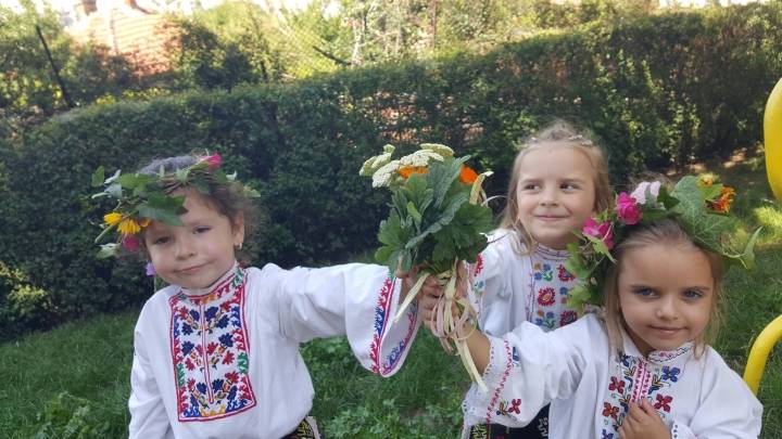 Еньовден – празник на билките, слънцето и водата отпразнуваха  децата от ДГ „Първи юни“ №17