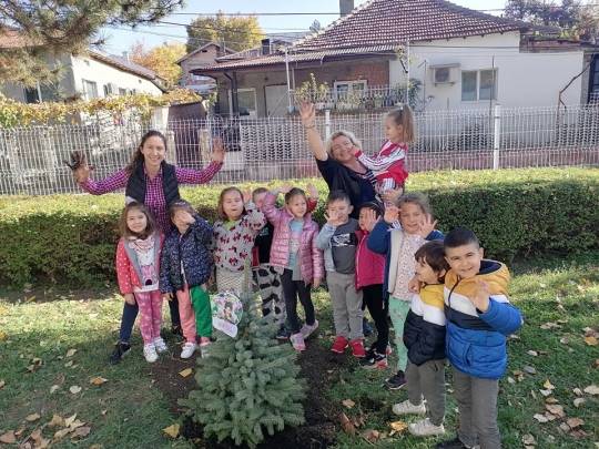 Засаждане на дръвчета в двора на детската градина под надслов ‘‘Засади дръвче, покани врабче“
